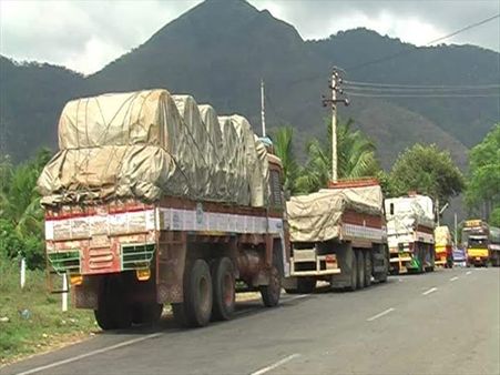 கேரளாவில் அராஜகம்.. தமிழக லாரி மீது சரமாரி கல்வீச்சு.. கிளீனர் பலி!
