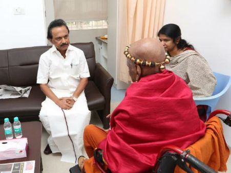 தமிழ் சமுதாயத்தின் தனிப்பெரும் தலைவர் கருணாநிதி.. காவேரி மருத்துவமனையில் மதுரை ஆதினம் புகழாரம்!