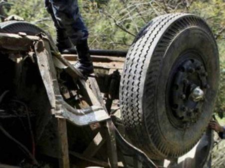 திருப்பூர் அருகே வேன் குப்புற கவிழ்ந்து விபத்து.. 2 பெண்கள் பரிதாப பலி.. 21 பேர் படுகாயம்!