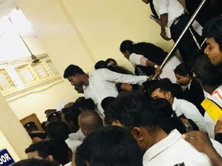 அடி, உதை, மிதி.. கோர்ட்டுக்குள் 17 காமக்கொடூரர்களுக்கு நடந்தது இதுதான்.. பரபரப்பு வீடியோ