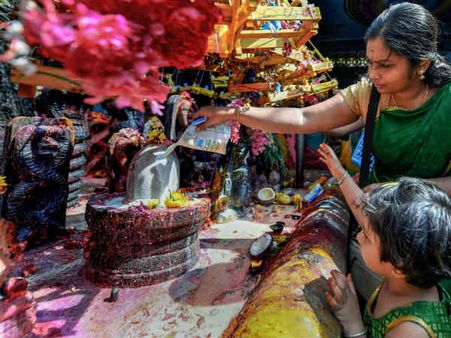 ஆடி வெள்ளியில் அம்மனுக்கு பால் அபிஷேகம் செய்து வழிபட்டால் செல்வம் பெருகும்