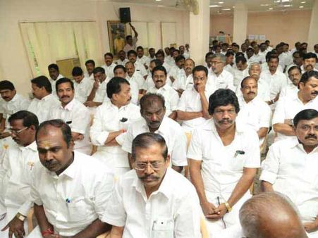 அதிமுக எம்பிகள், செயலாளர்கள் ஆலோசனை கூட்டம்.. நாடாளுமன்ற கூட்டதொடர் பற்றி விவாதம்