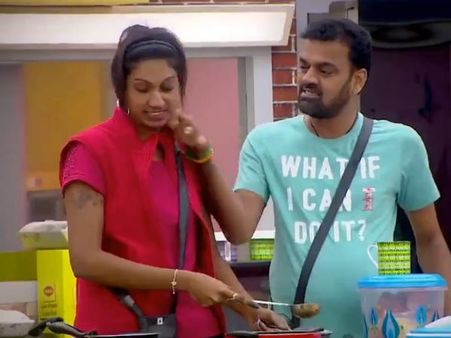 பிக்பாஸ் 2 : அடித்தாலும், பிடித்தாலும் ஒண்ணா சேர்ந்து கொள்ளும் ஜோடி!