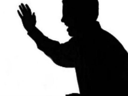 திருடியதாக சந்தேகம்.. 14 வயது சிறுவனை தலைக்கீழாக கட்டி தொங்கவிட்டு அடித்து துவைத்த முதலாளி