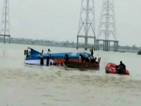 ஆந்திரத்தில் படகு விபத்து: கோதாவரியில் அடித்து செல்லப்பட்ட 40 பேரின் நிலை என்ன?