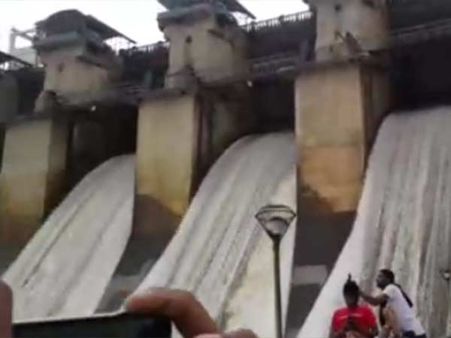 கரைபுரண்டோடும் காவிரி வெள்ளம்.. செல்பி எடுக்க முயன்ற 2 இளைஞர்கள் தவறி விழுந்து பலி