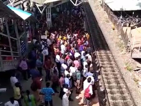 ரயில் விபத்துகளால் ஆத்திரம்.. பரங்கிமலையில் பயணிகள் போராட்டம்