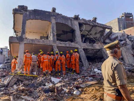 டெல்லி அருகே கட்டடம் இடிந்து விபத்தில் 3 பேர் பலி... இடிபாடுகளில் பலர் சிக்கியிருக்கலாம் என அச்சம்