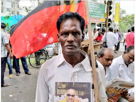 கருணாநிதிக்காக கழுத்தில் போட்டோ, கையில் கொடியுடன் காவேரியில் இராப்பகலாக காத்திருக்கும் 'அன்பு'!