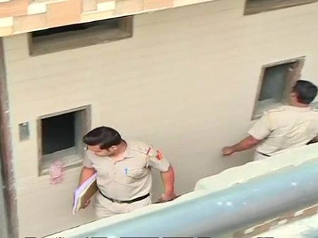 டெல்லியில் ஒரு வீட்டில் கண்டெடுக்கப்பட்ட 11 உடல்கள்... பரபர பின்னணி!