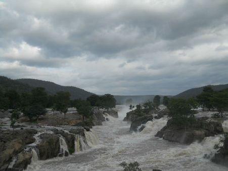 ஒகேனக்கல்: நீர்வரத்து அதிகரிப்பு.. பரிசல், சுற்றுலா பயணிகளுக்கு தடை.. கரையோர மக்களுக்கு எச்சரிக்கை!