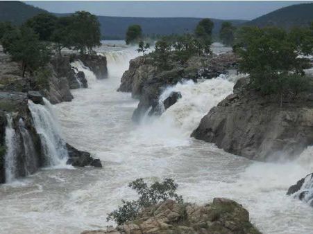 ஒகேனக்கல்லில் வெள்ளியை வார்த்து கொட்டியது போல் ஆர்ப்பரிக்கும் வெள்ளம்.. கண்டுகளிக்க மக்கள் ஆர்வம்!