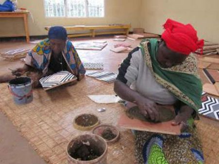 கலர் கலராக சுவரில் மாட்டலாம்.. ருவாண்டா மக்களின் மாட்டு சாண ஓவியம்.. உலக வைரல்!
