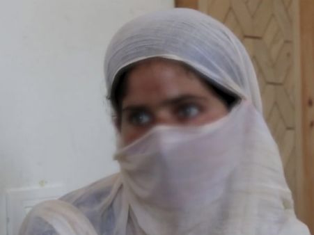 நீச்சல் குளத்தில் பெண்களுக்கு பாலியல் சீண்டல்.. இந்திய மருத்துவர் சிங்கப்பூரில் சிறையில் அடைப்பு!