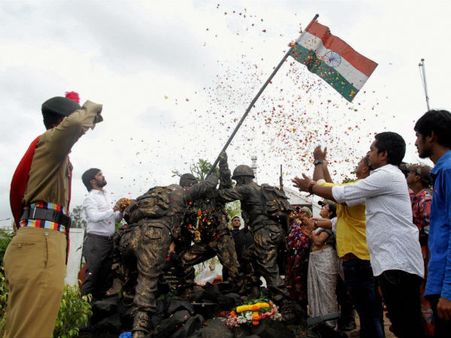 கார்கிலில் பாகிஸ்தான் படைகளை இந்திய படைகள் விரட்டியடித்த நாள் இன்று... வீரர்கள் கொண்டாட்டம்