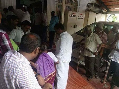 ஓரமா நின்னு பார்த்துட்டு போயிடுறேன்பா.. திருக்குவளையிலிருந்து கண்ணீருடன் வந்த 85 வயது மூதாட்டி!