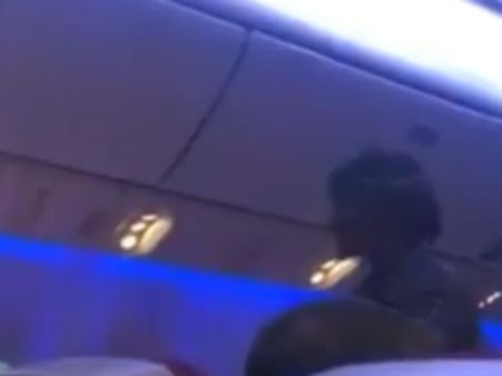 அய்யா, சாமீ.. நடுவானில் விமானத்தில் பிச்சை எடுத்த ஆசாமி... ஷாக் வீடியோ!