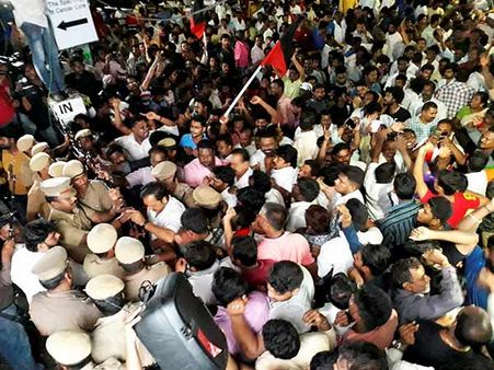 இங்க கூடவாய்யா திருடுவீங்க.. திமுக தொண்டர்கள் கூட்டத்தில் பிக் பாக்கெட்.. காவிரி முன்பு பரபரப்பு!