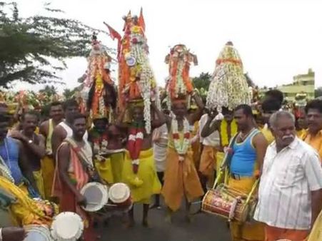 கையில் கரகம் ஏந்தி.. மஞ்சள் சேலையுடன் மழை வேண்டி பெண்கள் பாலாபிஷேகம்.. காவல் தெய்வங்களுக்கு!