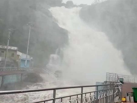 குற்றாலம் மெயின் அருவியில் வெள்ளப்பெருக்கு.. சுற்றுலா பயணிகள் குளிக்க தடை!