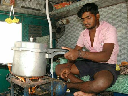 இப்படியே எத்தனை நாளைக்கு சாப்பிடுவது? லாரிகளில் சமைக்கும் வெளிமாநில டிரைவர்கள் வேதனை!