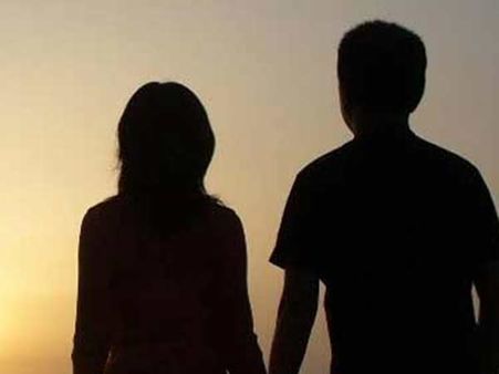 ஒரே நேரத்தில் மூன்று பேரை காதலித்த கல்லூரி மாணவி.. விஷயம் அம்பலமானதால் அவமானத்தில் தற்கொலை!