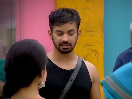 பிக் பாஸ் 2 : காரசார சண்டை ஒருபுறம்... சைடு கேப்பில் மஹத் செய்த முகம் சுளிக்க வைக்கும் செயல்!