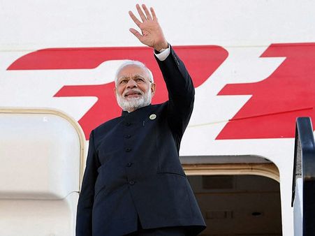 டெல்லி திரும்பினார் மோடி... கருணாநிதியைப் பார்க்க வருவாரா?