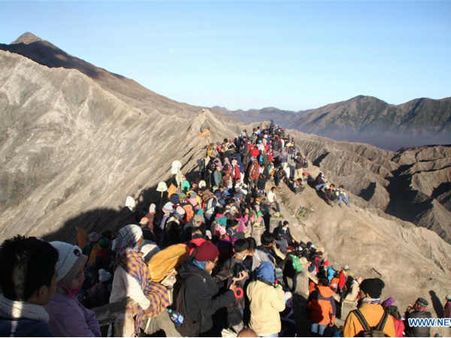 தீ கக்கும் எரிமலை மீது ஏறிநின்று வழிபடும் மக்கள்.. இந்தோனேசியாவில் வித்தியாசமான திருவிழா