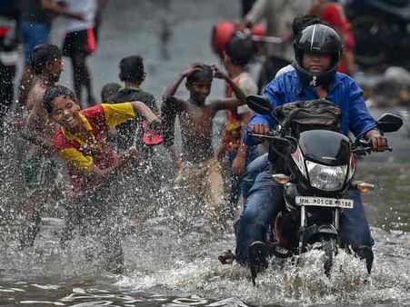 மும்பையில் கனமழை.. ரயில்கள் நிறுத்தம்.. பள்ளிகள் விடுமுறை.. மீட்பு பணியில் கடற்படை