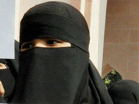 முத்தலாக் கூறிய கணவன் கொடுமை... ஒரு மாதமாக சோறு தண்ணீரின்றி அடைத்து வைக்கப்பட்ட பெண் பலியான கொடூரம்