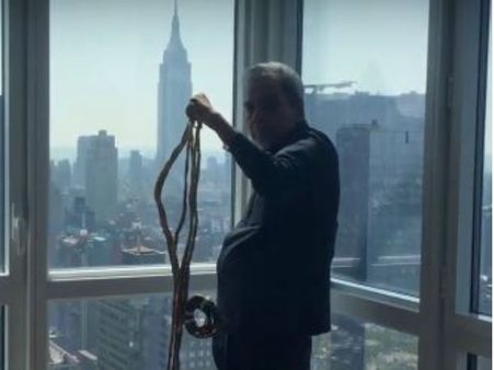 நகத்தால் கின்னஸ் சாதனை புரிந்த இந்தியர்: 66 ஆண்டுகளுக்கு பிறகு அமெரிக்கா சென்று நகத்தை வெட்டினார்!