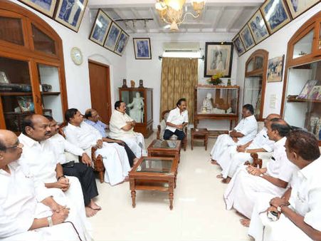 இறுக்கமான சூழலிலும்.. மனதுக்கு இதம் கொடுத்த இரவு.. கருணாநிதியை காண ஓடி வந்த பல கட்சி தலைவர்கள்!