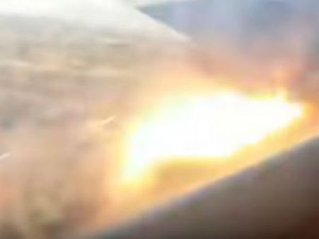 பறக்கும் போதே தீ பிடித்து எரிந்த விமானம்.. அலறிய பயணிகள்.. வெளியான வைரல் வீடியோ