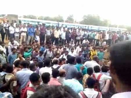 நூற்றுக்கணக்கான பயணிகள் 2 மணி நேர ஆவேச போராட்டம்.. முடங்கியது அரக்கோணம் ரயில் நிலையம்!