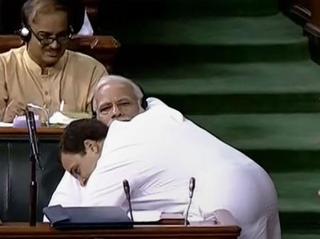 கடும் உரைக்கு பின் கட்டிப்பிடித்த ராகுல் காந்தி.. கைகொடுத்த மோடி.. அவையில் பரபரப்பு!