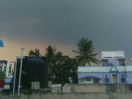 சென்னையின் பல பகுதிகளில் இடி மின்னலுடன் பலத்த மழை.. கொண்டாடும் மக்கள்!