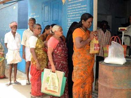 பணக்காரர்களுக்கு ரேசன் கட் - பட்டினிச்சாவை தடுக்க பொருட்கள் டோர் டெலிவரி
