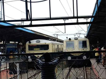 சிக்னல் கோளாறு.. பார்க் - கடற்கரை இடையே ரயில் போக்குவரத்து நிறுத்தம்.. மக்கள் அவதி