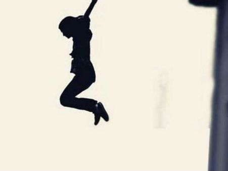 மண்டை இரண்டாக பிளந்தது.. மாடியிலிருந்து குதித்து இளம்பெண் தற்கொலை..கள்ளக்காதலால் விபரீதம்