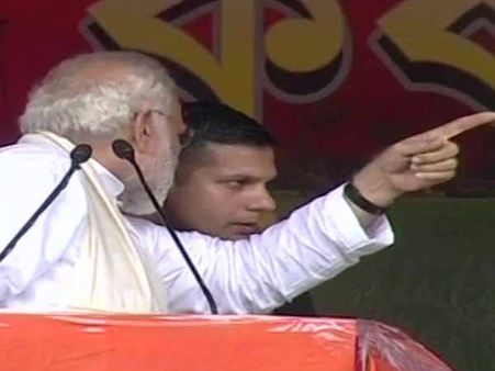 மே.வங்கம்: மோடி பேசிக் கொண்டிருக்கும் போது திடீரென சரிந்த கூடாரம்- 20 பேர் படுகாயம்