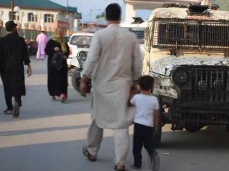 காஷ்மீரில் தீவிரவாதிகள் திடீர் தாக்குதல்.. போலீஸ் ஒருவர் பலி, இருவர் படுகாயம்