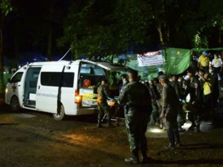 தாய்லாந்து.. அவனவன் உயிரை காப்பாற்ற போராடிக்கொண்டிருந்தா, சில பத்திரிகையாளர்கள் செய்த வேலையை பாருங்க