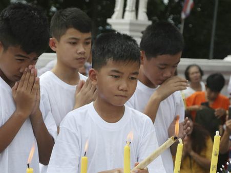புத்த பிட்சுக்களாகும் தாய்லாந்து சிறுவர்கள்.. உலக மக்களுக்கு நன்றி செலுத்த முடிவு!