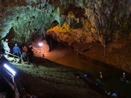 குகையிலிருந்து கடைசியாக கோச் மீட்பு... தாய்லாந்தையே அதிர வைத்த ஹூயா ஹூயா சப்தம்