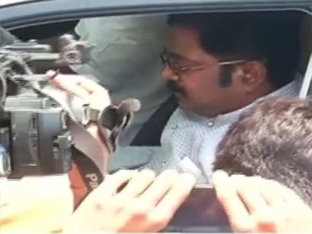 கருணாநிதி விரைவில் குணமடைய இறைவனை பிரார்த்திக்கிறேன்: டிடிவி தினகரன்