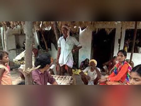 முட்டையை உடைத்ததற்கு இப்படி ஒரு தண்டனையா? வீட்டிற்குள் நுழைய முடியாமல் தவிக்கும் 5 வயது சிறுமி