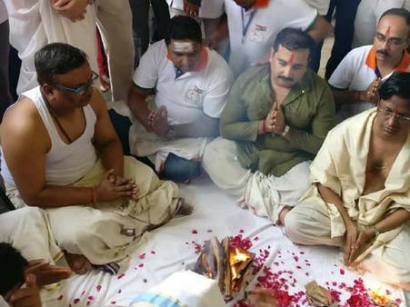 உலகில் ஃபெமினிசம் ஒழிய வேண்டும்.. 150 ஆண்கள் இணைந்து கங்கையில் நடத்திய யாகம்.. அடடே!