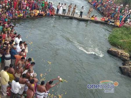 வற்றாத ஜீவநதியான தாமிபரணியில் ஆடிப்பெருக்கு விழா - மங்கல ஆரத்தி