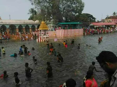 ஆடிப்பெருக்கு: துலாக்கட்ட காவிரியில் புனித நீராடி வழிபட்ட மக்கள் 